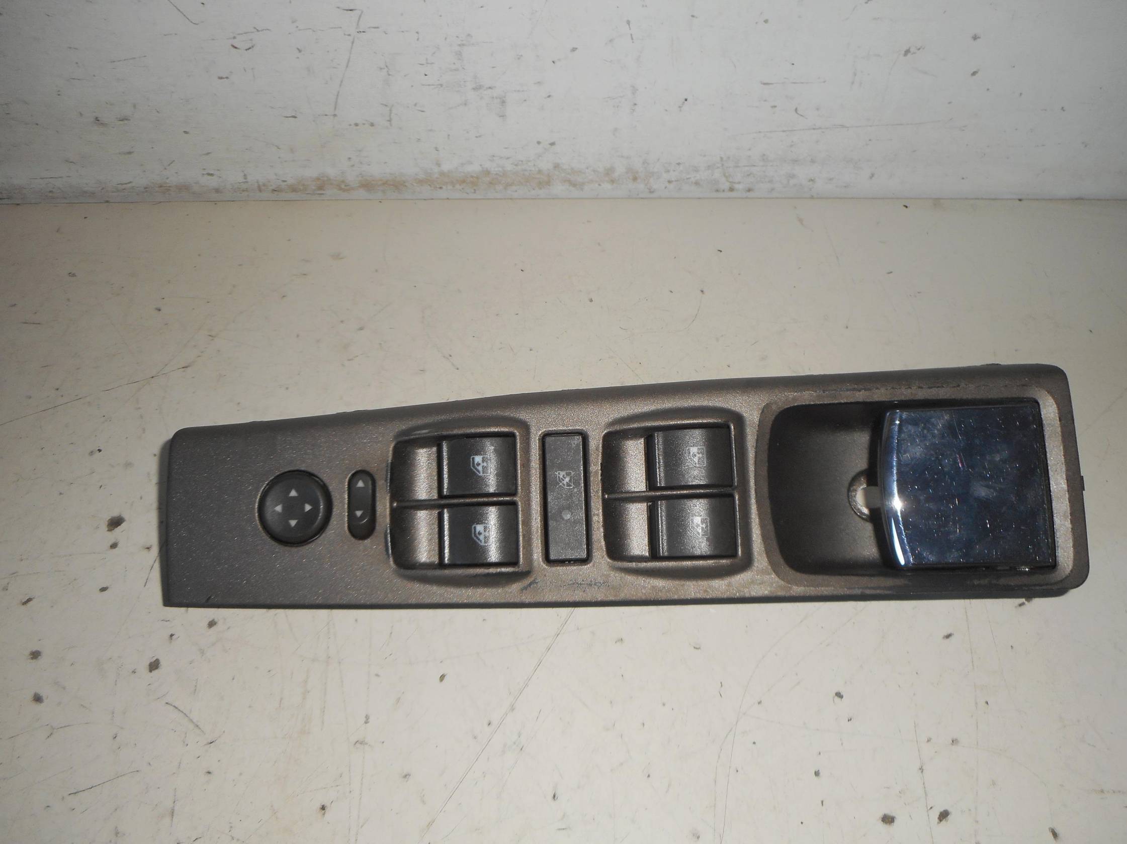 Interruttore alzacristalli porta ant. sx.